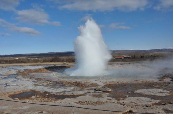 O Strokkur entra em eupção na área de Geysir, uma das atrações do Golden Circle, na Islândia